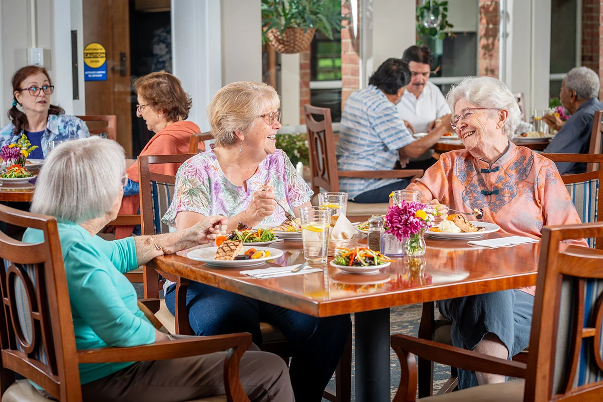 residents dining at Friends House